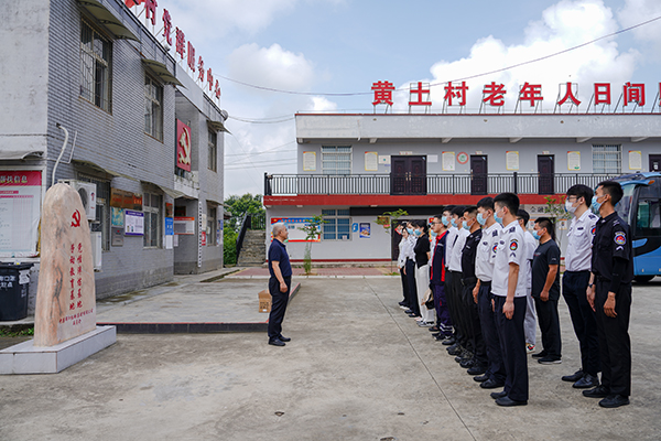 “助力鄉(xiāng)村振興，踐行艱苦奮斗” 將新員工黨性教育活動搬到對口幫扶村1.jpg